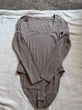Old Navy Scoop Neck Long Sleeve Bodysuit in Mauve Taupe
